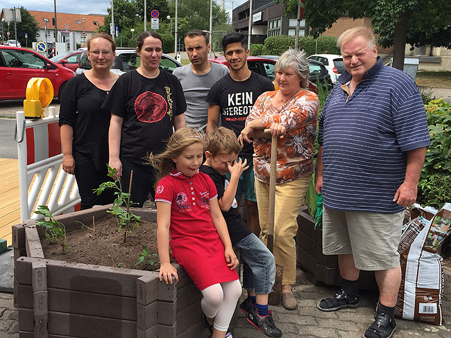 Bepflanzung der Kübel - Erste Gruppe übernimmt die Patenschaft für den Kübel und dessen Pflege - Foto: Martin Scharping